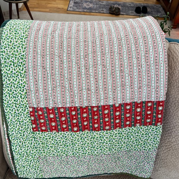 Handmade‎ Quilted Throw Blanket Winter Cabin Scene Green Red Christmas Theme